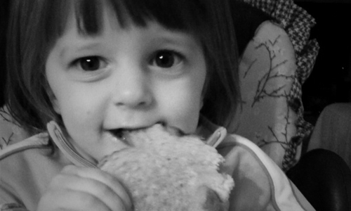 How To Do Five Things At Once While Alone With The Kid All Day-Eating